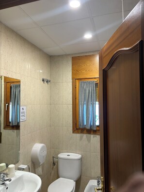 Double Room | Bathroom | Bathtub, hair dryer, towels, soap - Hostal del Carmen (Terrassa)
