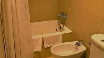 Baño | Bañera, secador de pelo, toallas y jabón
