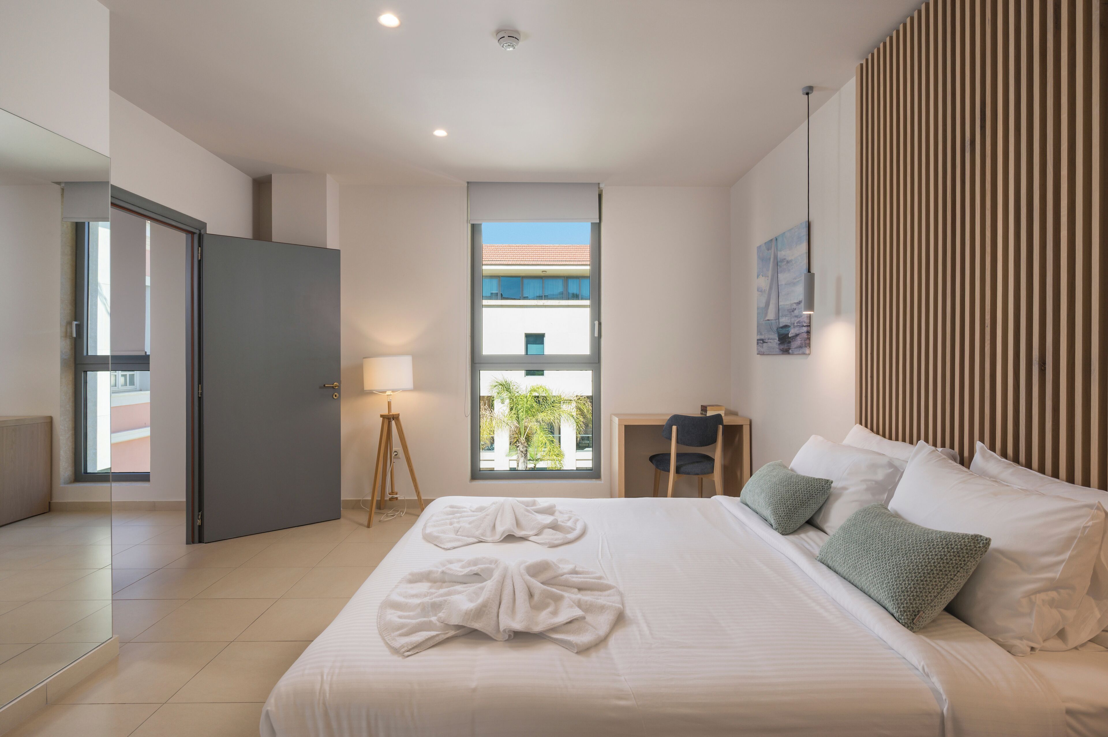 スイート 2 ベッドルーム | セーフティボックス (室内)、遮光カーテン、防音設備、アイロン / アイロン台