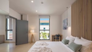 Suite, 2 soverom | Safe på rommet, blendingsgardiner, lydisolert og strykejern/-brett