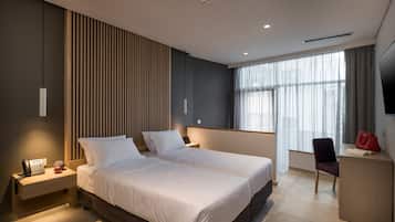 Suite, 2 Bedrooms | 2 bedrooms, in-room safe, blackout drapes, soundproofing