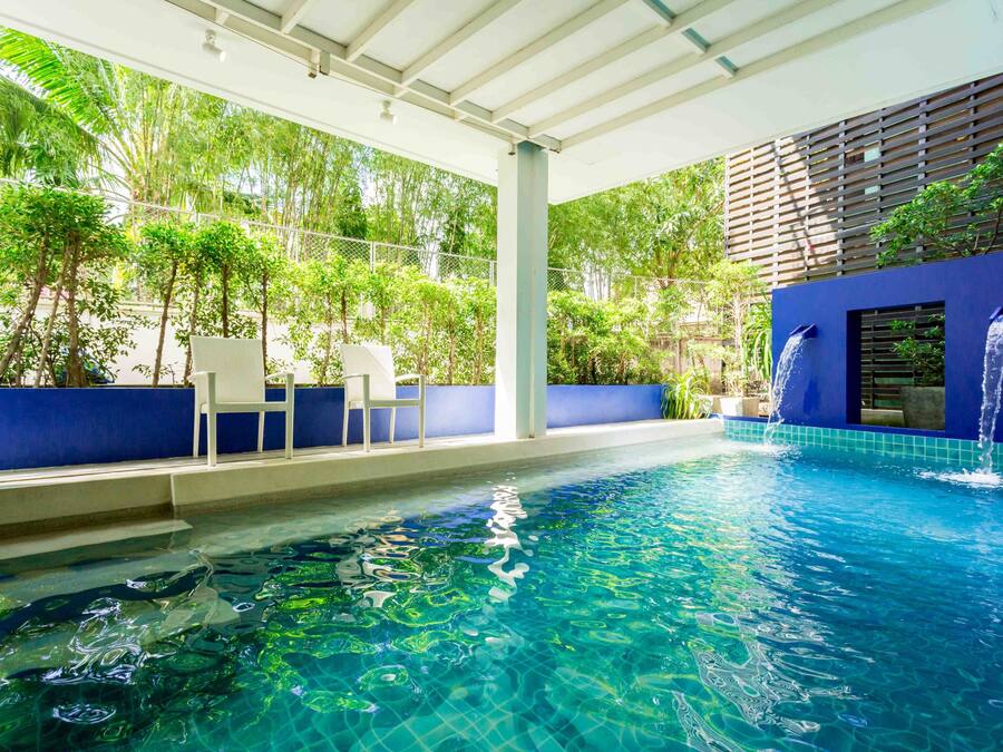 Una piscina cubierta, una piscina al aire libre