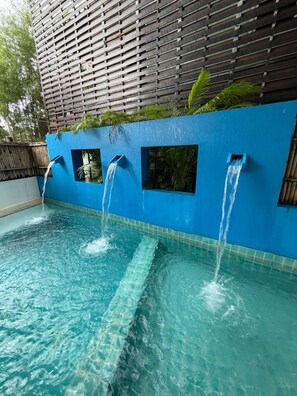 Una piscina con tres fuentes.