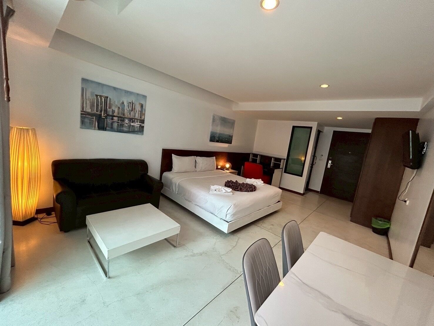 1 bedroom, in-room safe, blackout curtains, free WiFi