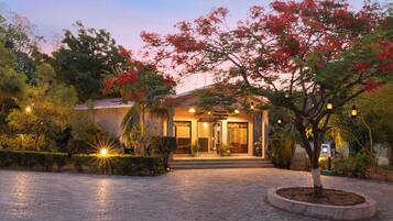 Vista frontal de la propiedad