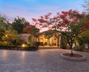 Vista frontal de la propiedad