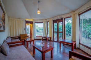 Habitación Grand, 2 habitaciones | Minibar, tabla de planchar con plancha, wifi gratis y ropa de cama