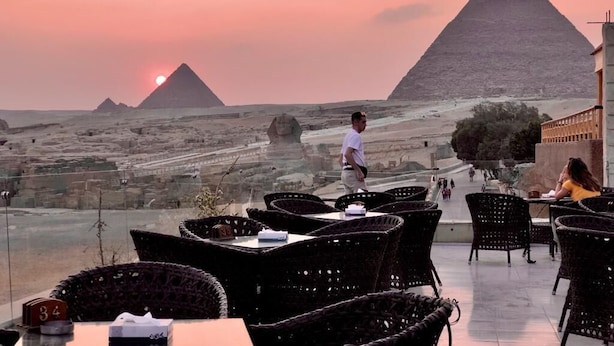 A restaurant with outdoor seating overlooking the pyramids. - Pyramids Valley (Giza)