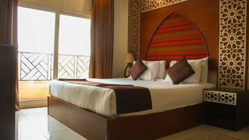 Quarto casal superior, sacada, vista para o vale | Frigobar, cofres nos quartos, Wi-Fi de cortesia, roupa de cama