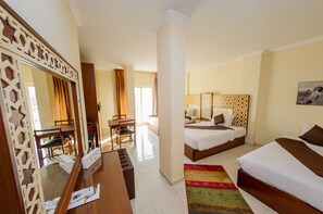 Superior-Doppelzimmer, Balkon, Talblick | Minibar, Zimmersafe, schallisolierte Zimmer, kostenloses WLAN
