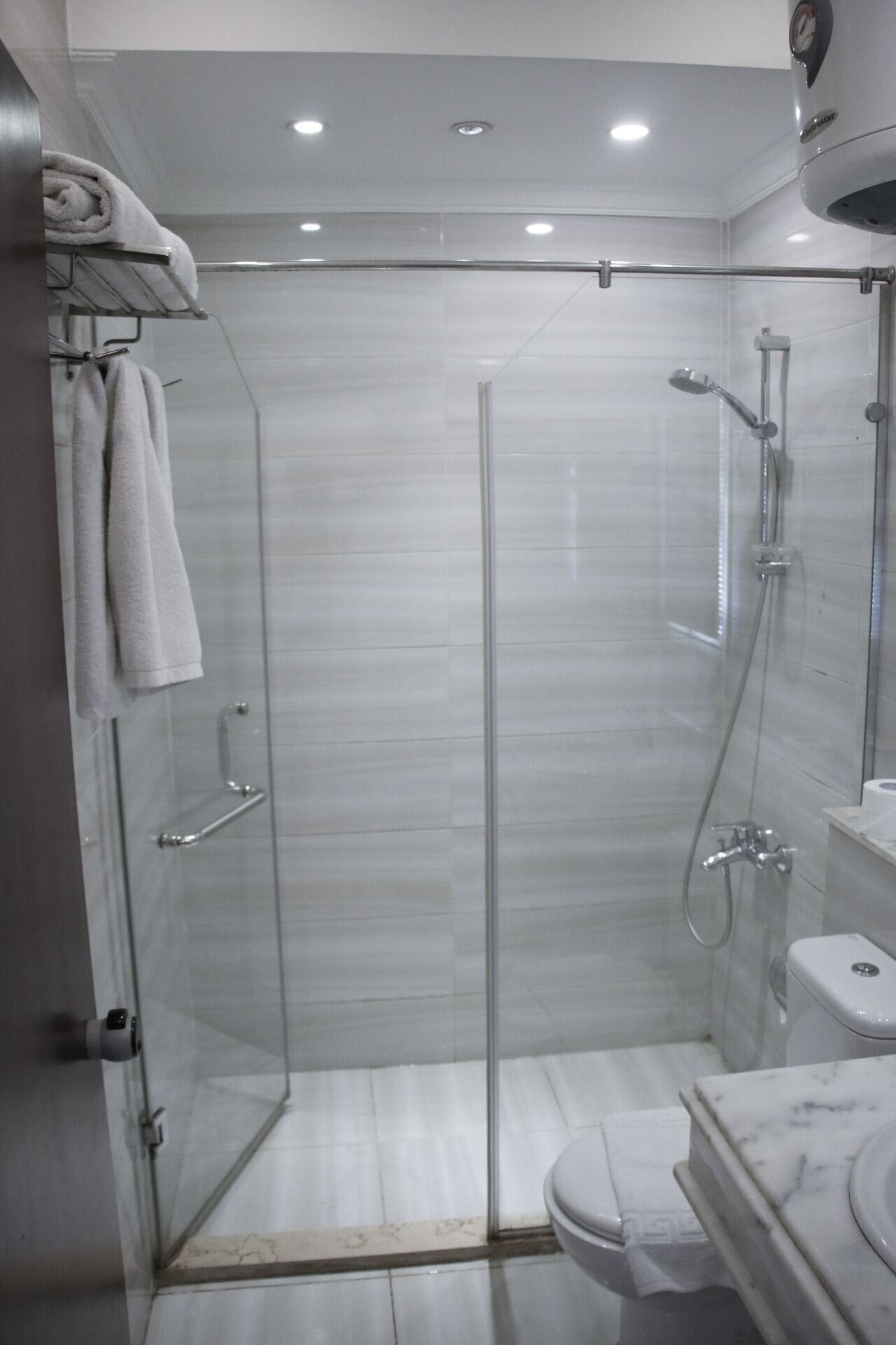 Ein modernes Badezimmer mit Duschkabine, Toilette und Waschbecken.