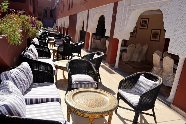 Serveert ontbijt, lunch, diner, lokale gerechten