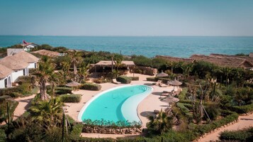 2 outdoor pools