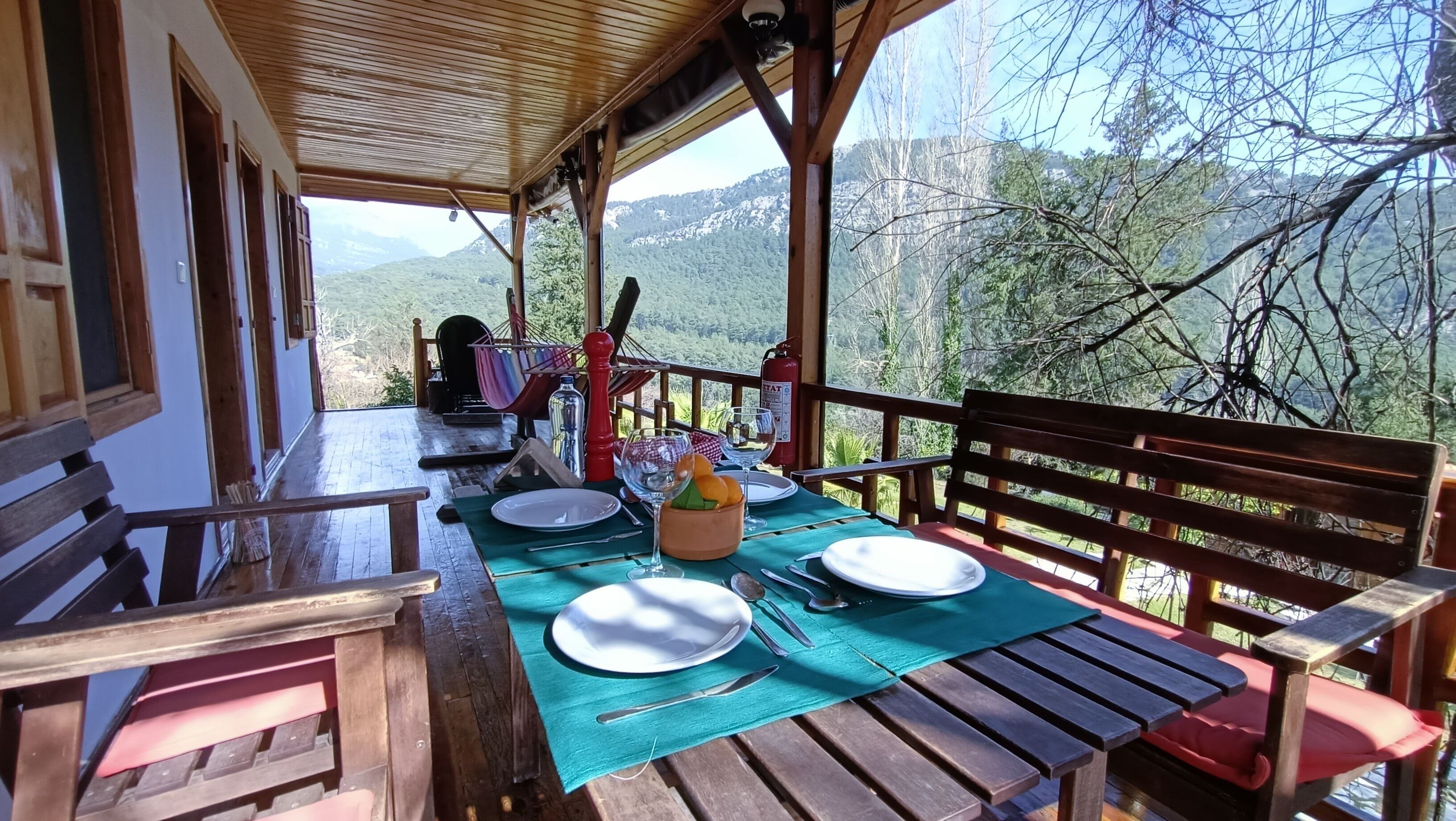 deluxe suite, patio, mountain view | in-room dining