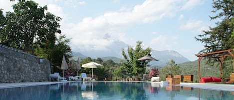 Piscine extérieure, chaises longues