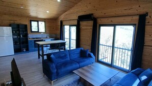 Ein Ferienhaus-Interieur mit Essbereich, Sofa und Küche.