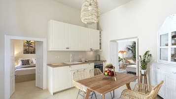 Luxury-Villa, 3 Schlafzimmer, Whirlpool, Meerblick (Caldera View) | Eigene Küche | Kühlschrank, Herdplatte, Espressomaschine