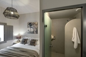 Villa Luxury, 3 camere da letto, idromassaggio, vista mare (Caldera View) | 1 camera, biancheria da letto di alta qualità, una cassaforte in camera