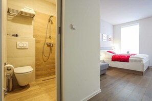 Comfort studio suite (1) | Badkamer | Een douche, gratis toiletartikelen, een haardroger, handdoeken