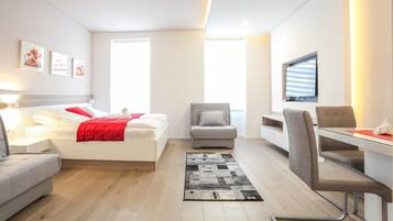 Comfort Studio Suite (1) | Living area | Flat-screen TV