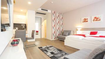 Comfort Studio Suite (1) | Living area | Flat-screen TV