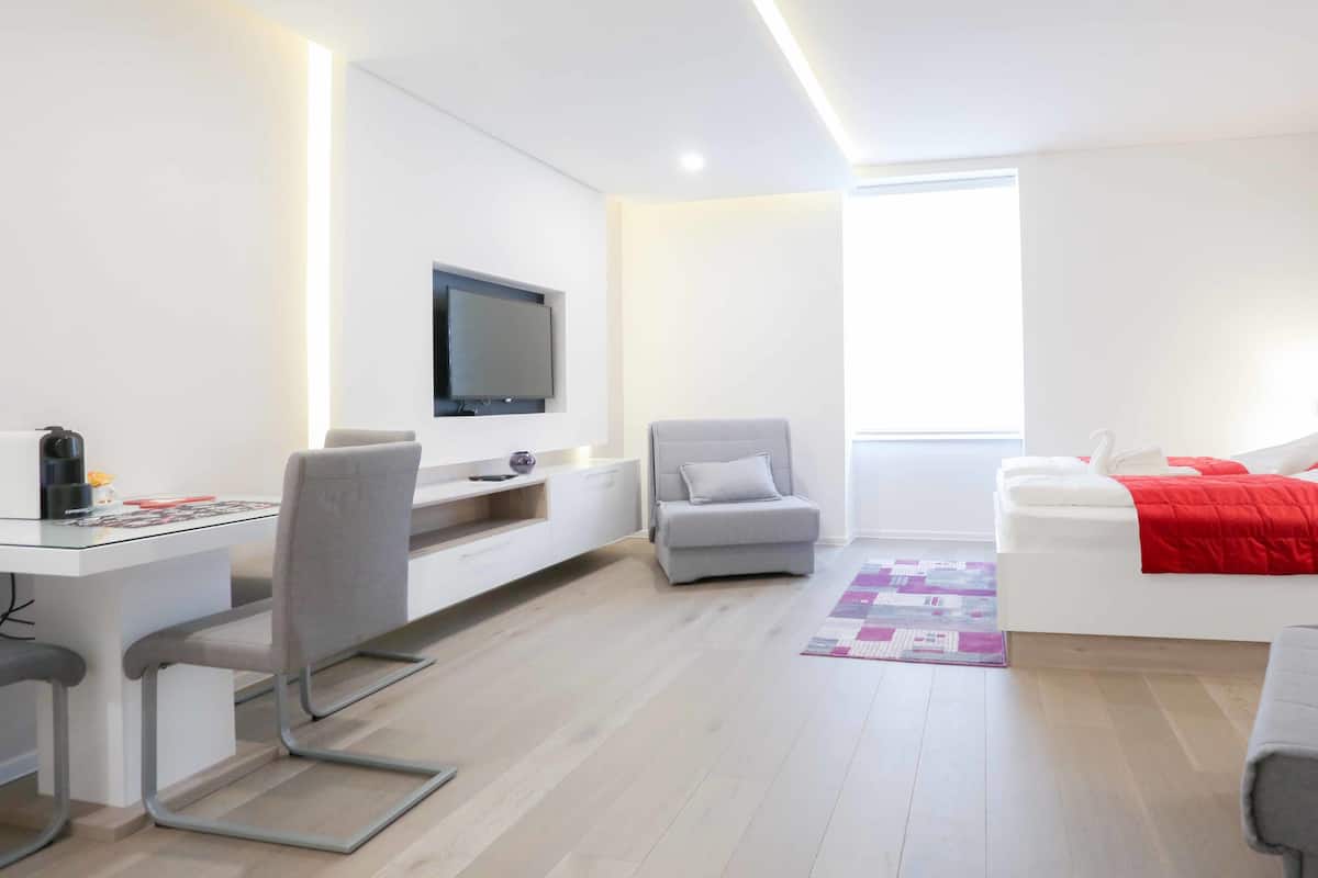 Suite monolocale Comfort (2) | Area soggiorno | TV a schermo piatto