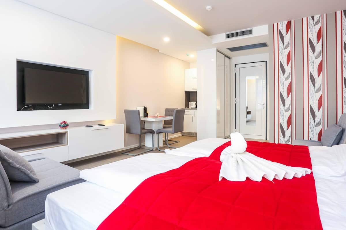 Suite monolocale Comfort (1) | Area soggiorno | TV a schermo piatto