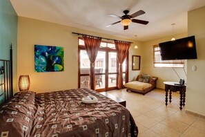 Appartement, non-fumeurs, vue plage | 3 chambres, coffres-forts dans les chambres, Wi-Fi gratuit