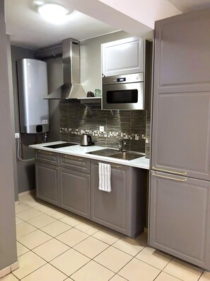 VERY COZY APARTMENT (9B) | Eget kjøkken | Kjøleskap, mikrobølgeovn, kokeplater og vannkoker