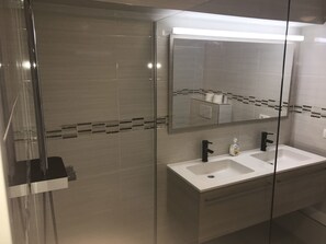 Cozy & renovated apartment in Antwerp city (3B) | Badeværelse | Bruser, hårtørrer, håndklæder, Toiletpapir