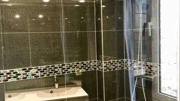 Lighted and spacious apartment in Antwerp | Bathroom | Shower, hair dryer, towels, toilet paper