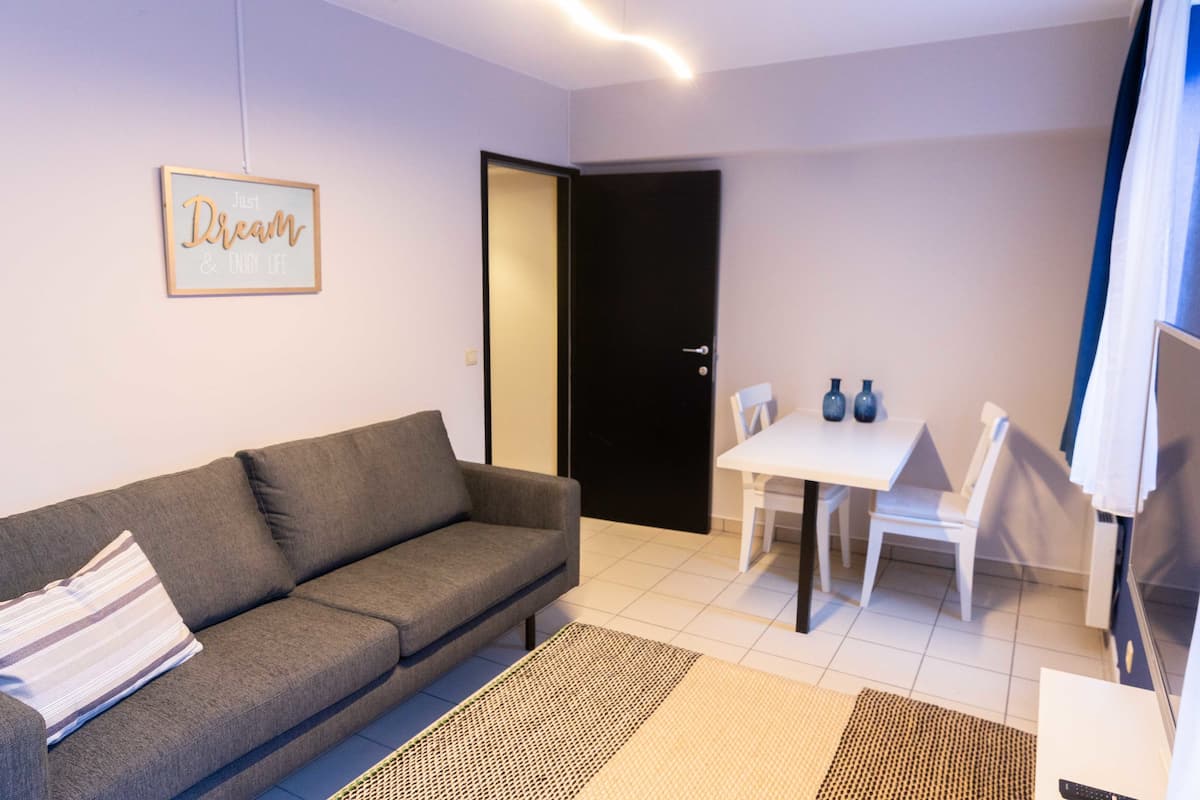 Blue and Beautiful Apartment in Antwerp (1A) | Ruang keluarga | TV layar datar dan Netflix
