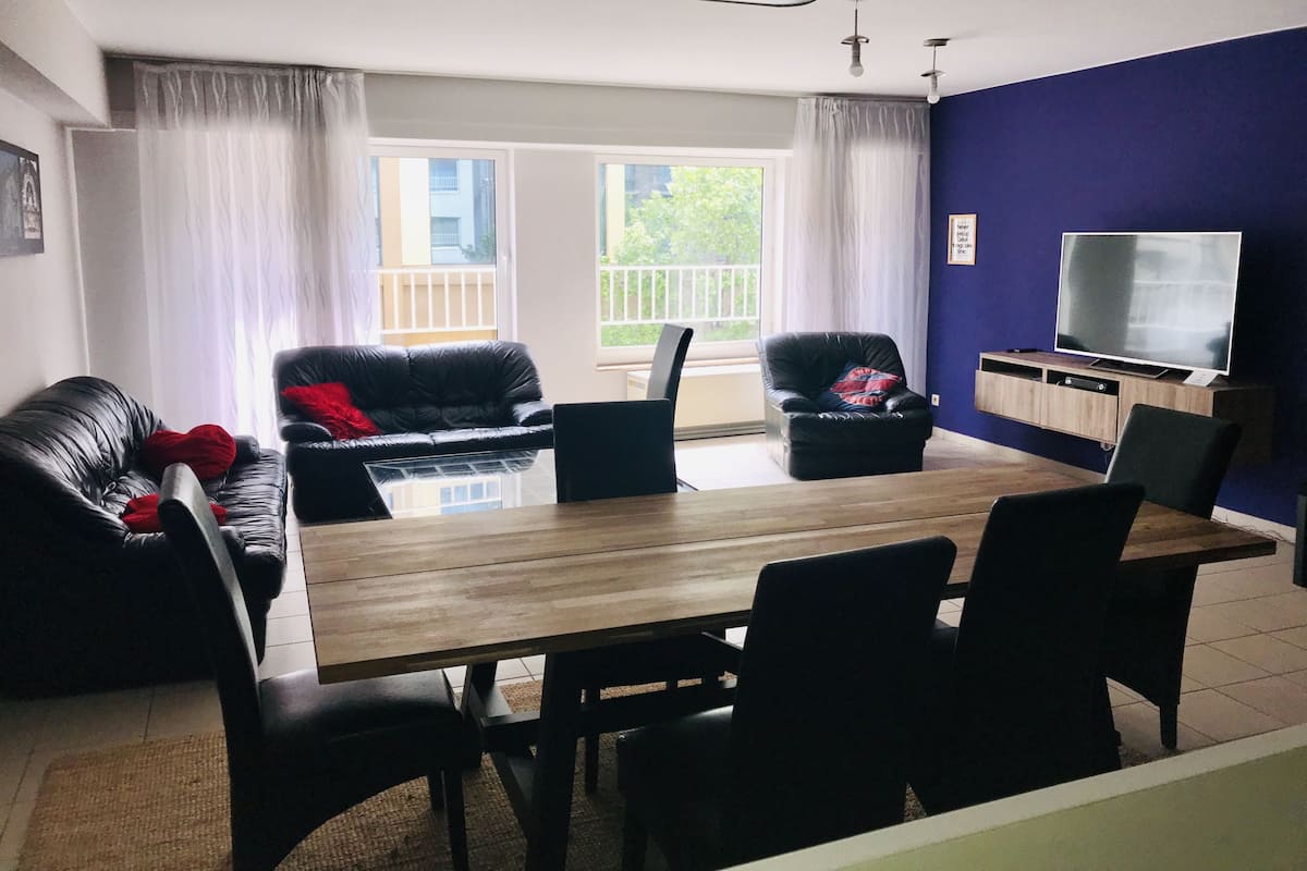 BEAUTIFUL CITY VIEW PURPLE APARTMENT (2C) | Area keluarga | TV layar datar dan Netflix