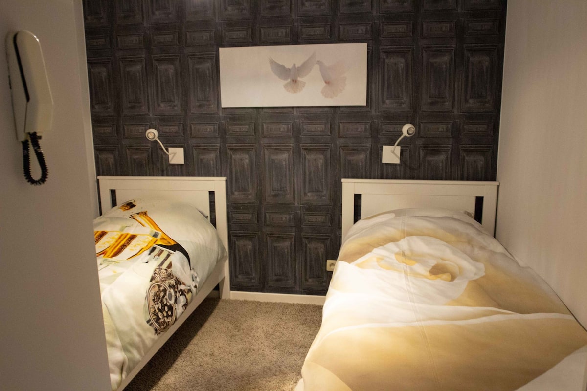 Calm and Cosy Apartment in Antwerp city (2B) | Seprai premium dan didekorasi berbeda-beda