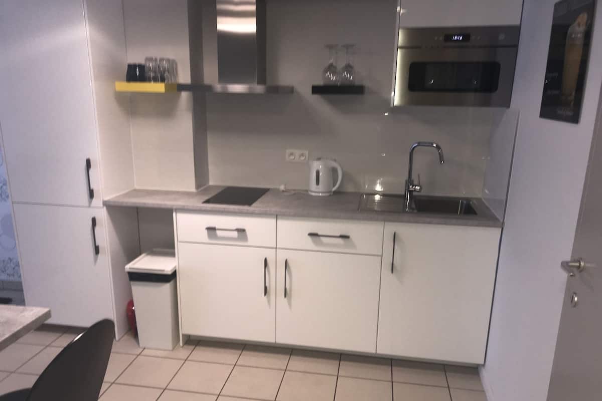 Cozy & renovated apartment in Antwerp city (3B) | Dapur pribadi | Lemari es, microwave, kompor, dan ketel listrik