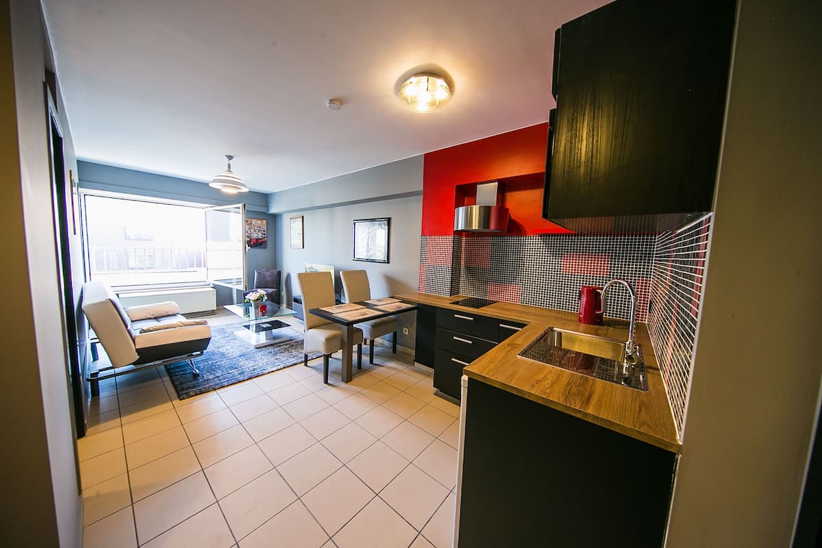 BLACK AND RED APARTMENT WITH A VIEW (7B) | Area keluarga | TV layar datar dan Netflix