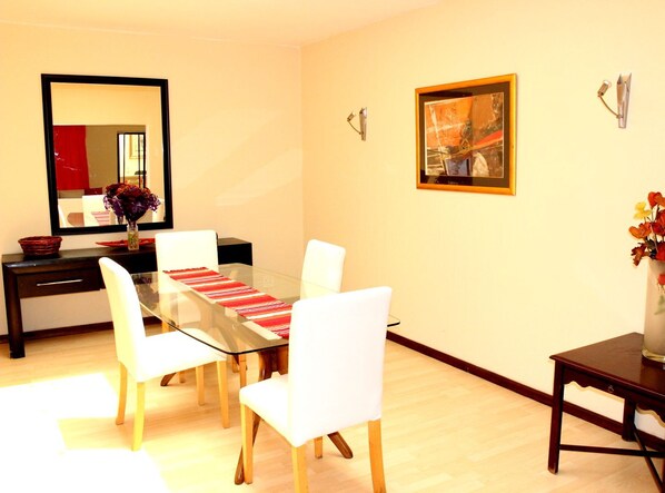 Phòng đôi Exclusive (1) | Khu ăn uống