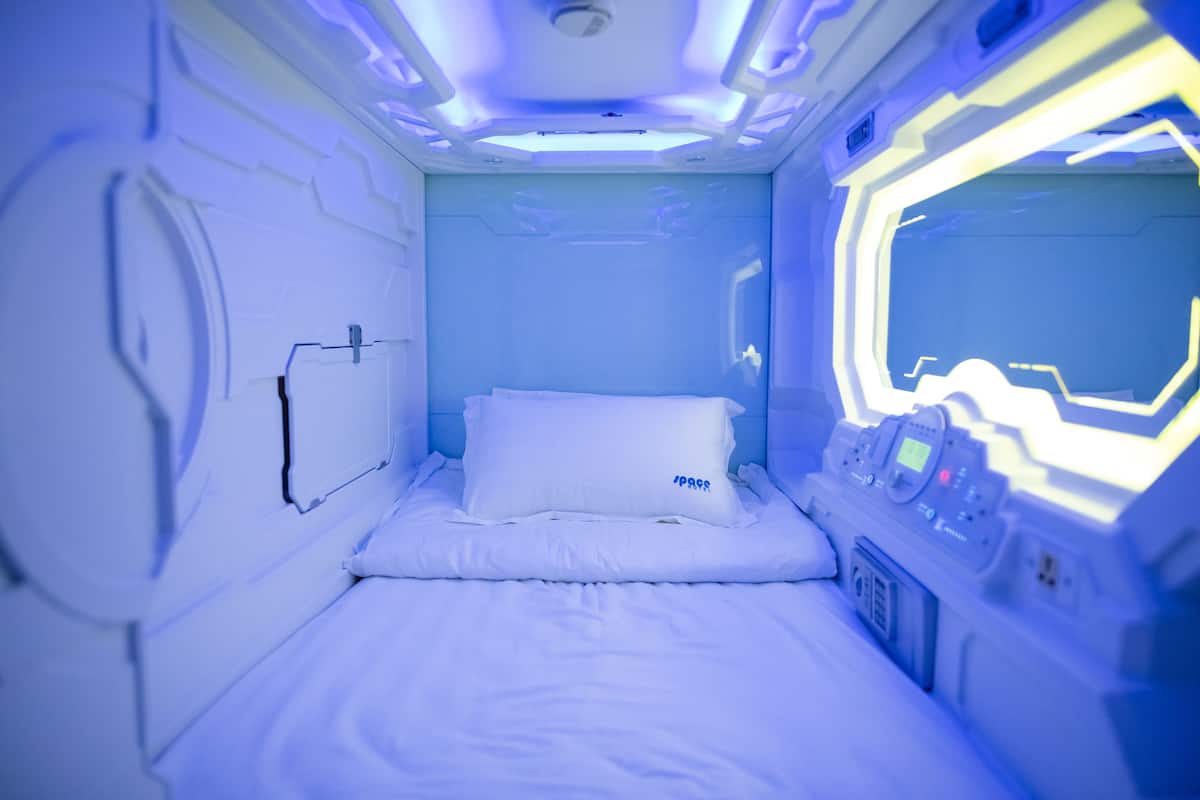 Single Capsule Bed - 8 Female | Een kluis op de kamer, een strijkplank/strijkijzer, gratis wifi