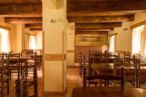 بوفيه فطور يوميًا بتكلفة قدرها (9 EUR للشخص)