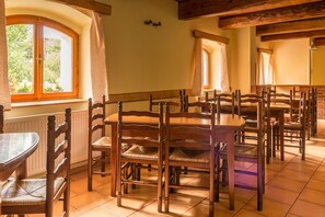 Tägliches Frühstücksbuffet (9 EUR pro Person)