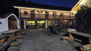 ด้านหน้าที่พัก - ตอนเย็น/กลางคืน