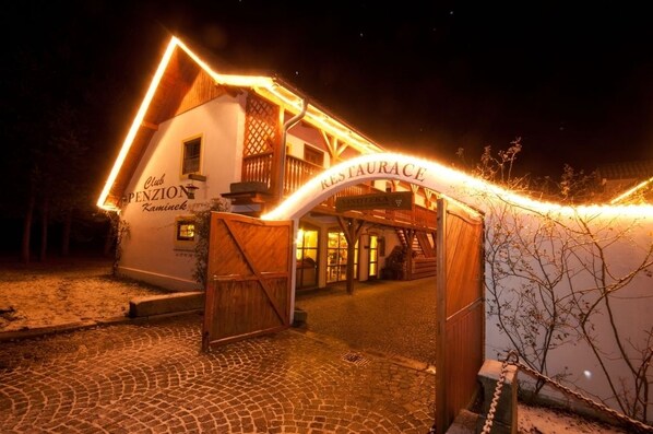 Fassade der Unterkunft – Abend/Nacht