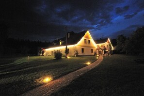 Fassade der Unterkunft – Abend/Nacht