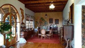 House, 5 Bedrooms | In-room dining
