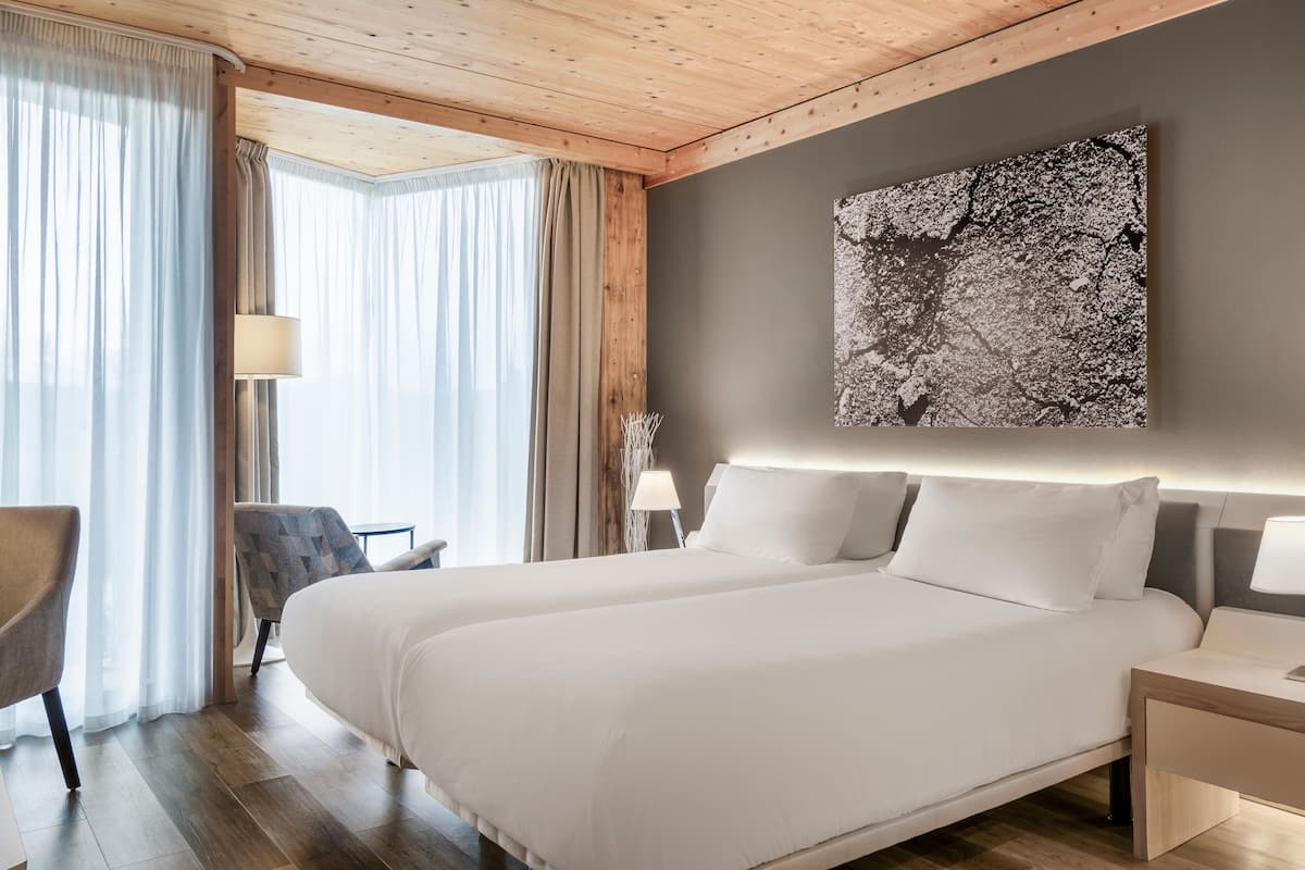 Deluxe-Zimmer, 2 Einzelbetten, Nichtraucher, Flussblick | 1 Schlafzimmer, Minibar, Zimmersafe, Schreibtisch