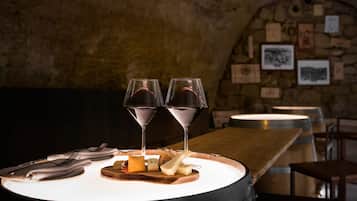 Petit déjeuner et dîner servis sur place, spécialités Cuisine locale