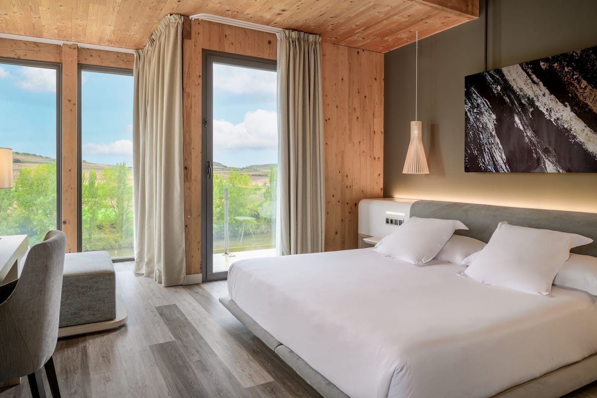 Junior-Suite, 1 King-Bett, Nichtraucher, Flussblick | 1 Schlafzimmer, Minibar, Zimmersafe, Schreibtisch