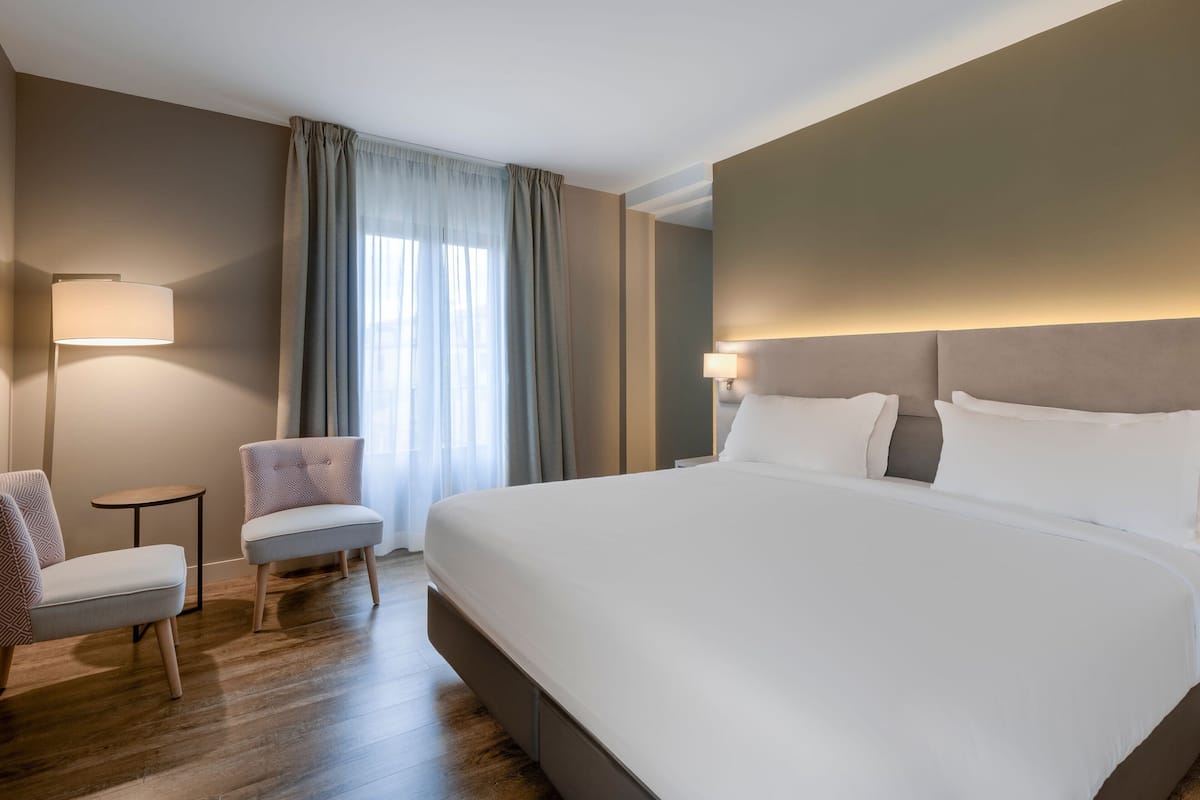 Deluxe-Zimmer, 1 King-Bett, Nichtraucher | 1 Schlafzimmer, Minibar, Zimmersafe, Schreibtisch