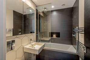 Alloggio su due livelli, 2 camere da letto | Bagno | Combinazione doccia/vasca, set di cortesia gratuito, asciugacapelli