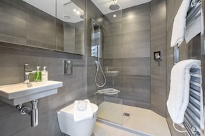 Apartment, 2 Bedrooms | Bathroom - Hoxton by Servprop (London)